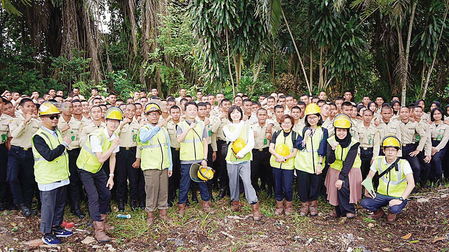 Rombongan Tokyo Metropolitan Goverment, pimpinan SMK Negeri Kehutanan Pekanbaru dan siswa foto bersama, Kamis (4/12/2025).