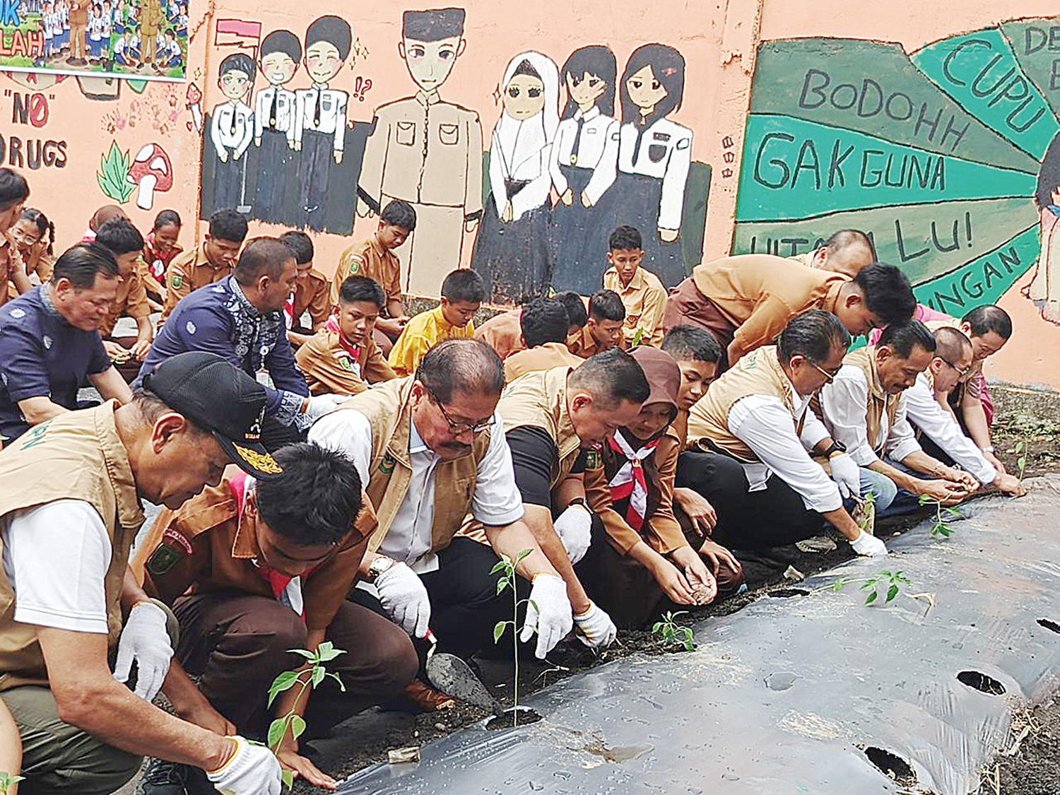Dirjen Otonomi Daerah Akmal Malik, Ketua Pengurus YSPN Marsekal Madya TNI (Purn) Daryatmo (tiga kiri), Wako Pekanbaru Agung Nugroho (empat kiri) bersama jajaran dan siswa menanam bibit cabai di SMPN 8 Pekanbaru di Jalan Adi Sucipto bersama Kamis (4/12/202