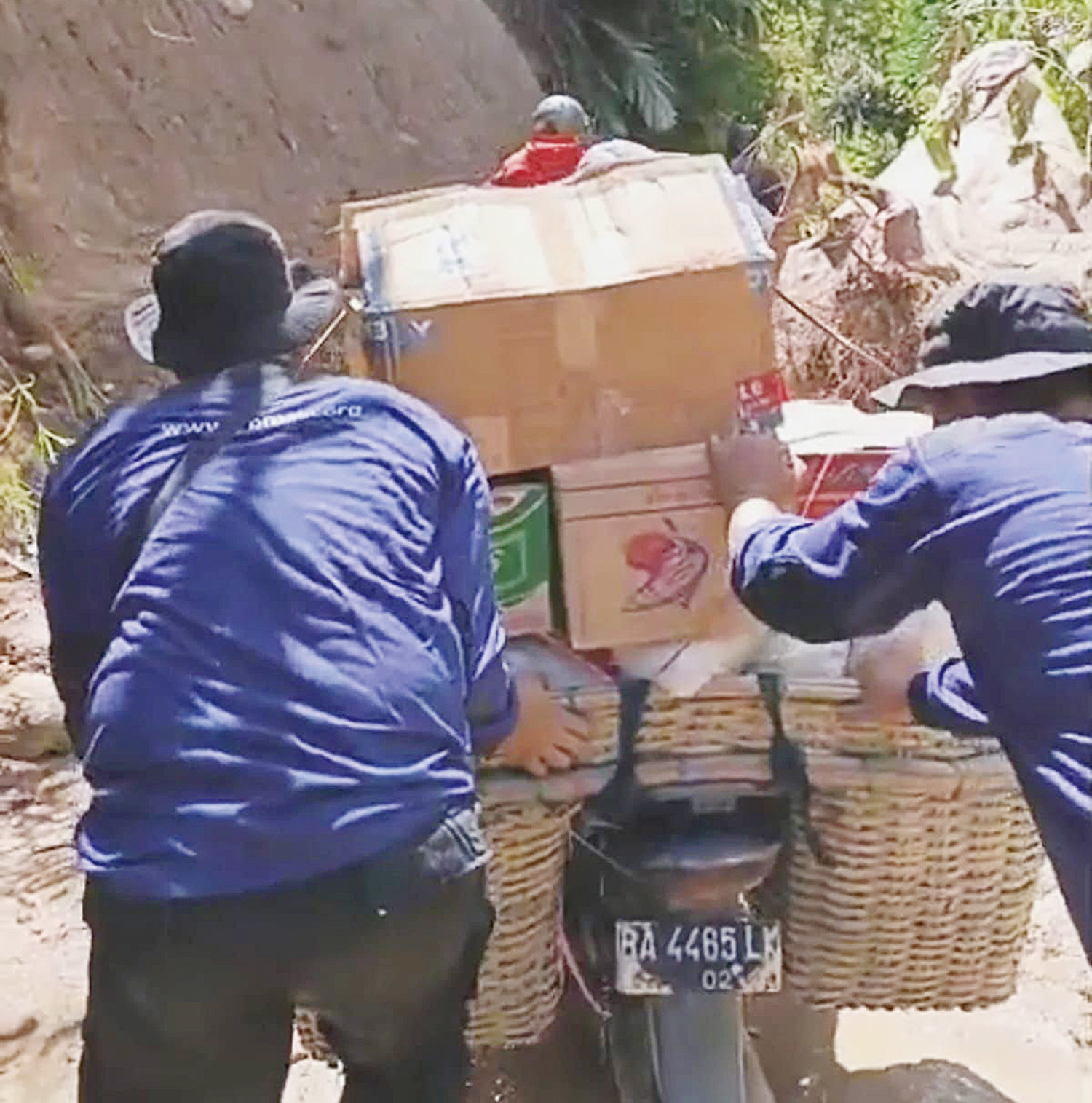 Perjalanan tim PLN melalui Yayasan Baitul Maal (YBM) PLN UIP Sumbagteng saat menuju daerah terdampak bencana di Sumbar dalam rangka menyalurkan bantuan bahan pangan dan pakaian bersih.