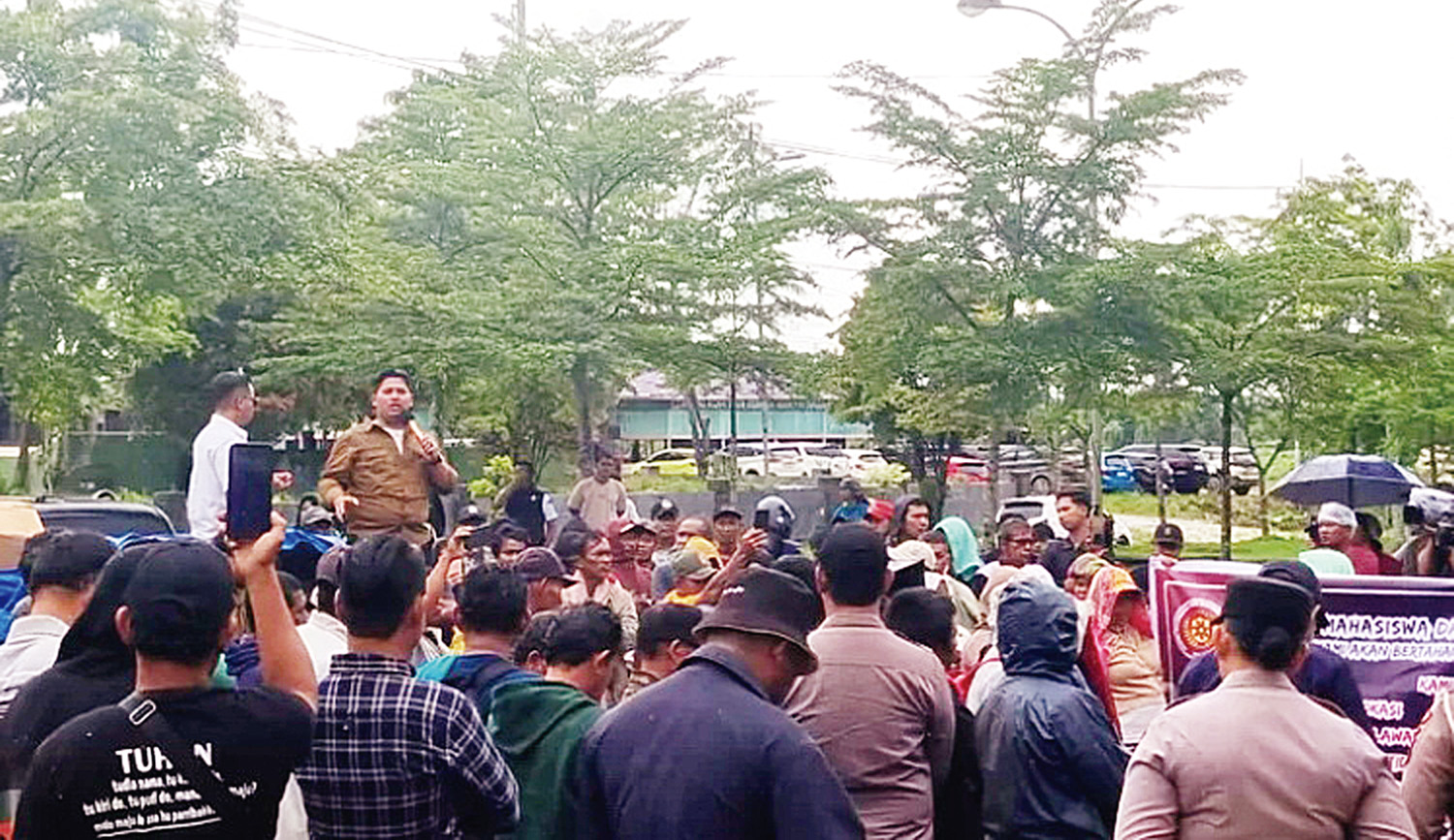 Ratusan massa yang tergabung dalam Aliansi Mahasiswa dan Masyarakat Pelalawan menggelar aksi unjuk rasa sebagai bentuk penolakan terhadap rencana relokasi masyarakat dari kawasan Taman Nasional Tesso Nilo di depan DPRD Pelalawan, Kamis (4/12/2025).