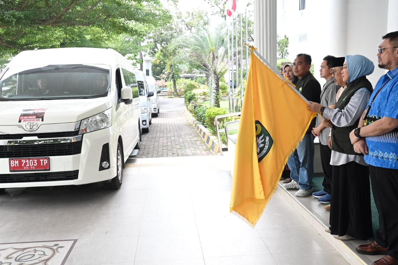 Rektor Unri Prof Dr Sri Indarti MSi melepas tim membawa logistik bantuan bencana di Sumatera Barat, Jumat (5/12/2025).