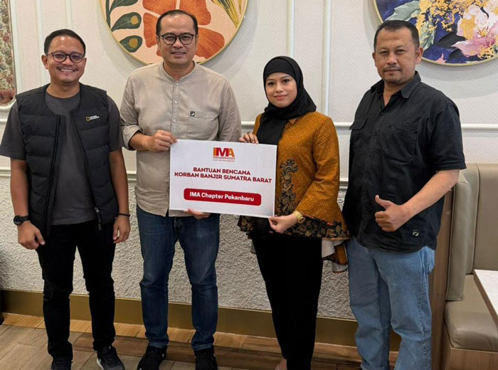 Presiden IMA Chapter Pekanbaru Vera Farnila, SE MM (2 kanan), didampingi Sekjen Musdalil Amri (kiri) dan anggota Tengku Rasmin serahkan bantuan uang pada perwakilan IMA Chapter Padang Jefri Kurniawan