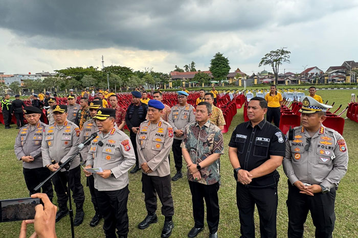 Karo Ops Polda Riau Kombes Pol Ino Harianto memimpin konferensi pers pengiriman bantuan gelombang keempat dari Polda Riau untuk bencana alam Sumatera, Jumat (5/12/2025).