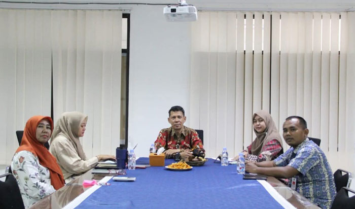 Kepala Divisi Pelayanan Hukum Febri Mujiono (tengah) saat mengikuti Diskusi Publik