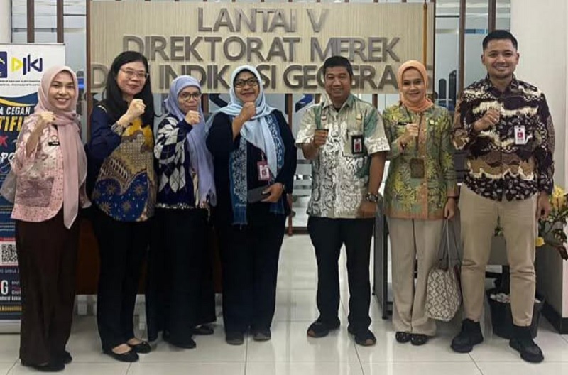 Tim Bidang Kekayaan Intelektual Kanwil Kemenkum Riau berfoto bersama di sela-sela kegiatan koordinasi ke DJKI Kemenkum RI di Jakarta pada Kamis (4/12/2025).