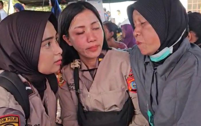 Tim Trauma Healing Polda Riau saat mendengarkan curhatan warga terdampak banjir bandang di Kecamatan Palembayan, Kabupaten Agam, Jumat (5/12/2025).
