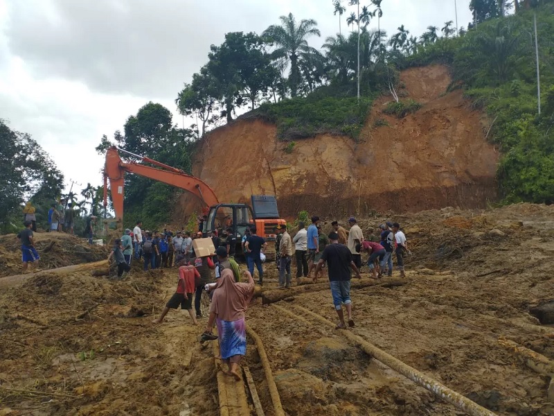 BNPB bersama Bupati Aceh Timur mendata korban terdampak sekaligus menyalurkan bantuan awal di Kecamatan Peunaron dan Serbajadi, Aceh Timur.