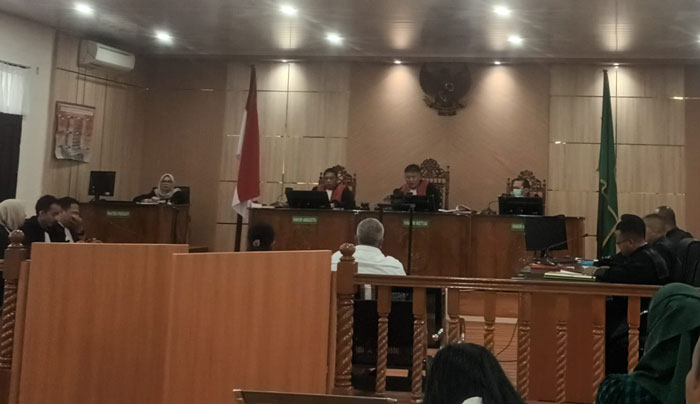 Mantan Direktur Utama PT SPR Rahman Akil (baju putih) menjalani sidang perdana perkara korupsi senilai Rp33,2 miliar di Pengadilan Tipikor Pekanbaru pada Jumat (5/12/2025).