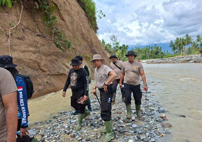 Personel bantuan dari Polres Kampar untuk pencarian Ipda Angga Mufajar di sepanjang aliran Sungai Batang Anai, Nagari Anduriang, Kecamatan Kayu Tanam, Padang Pariaman, Sumbar, Kamis (4/12/2025).
