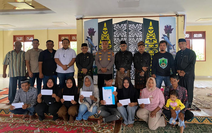 Para pihak foto bersama usai penyelesaian dugaan pencurian brondolan buah kelapa sawit di Balai LAM Inhu, Kamis (4/12/2025).
