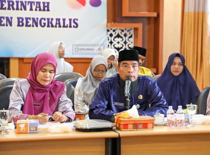 Staf Ahli Bupati Andris Wasono, memimpin Rapat Usulan Kerja Sama Pola Pembibitan antara Pemkab Bengkalis dan Politeknik Statistika STIS Jakarta di Kantor Bupati, Jumat (5/12/2025).