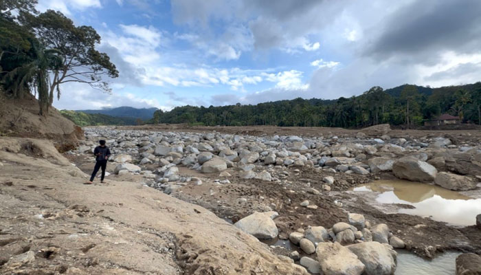 Sungai yang dulunya berdiamter 100 meter, sekarang melebar menjadi 1.000 meter lebih pascabanjir bandang.