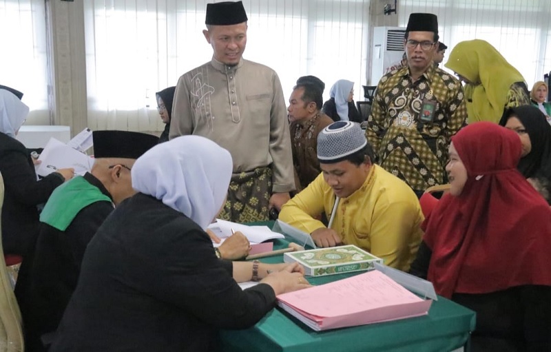 Wali Kota (Wako) Pekanbaru, Agung Nugroho hadir langsung menyaksikan jalannya 60 pasutri mengIkuti sidang isbat nikah terpadu.