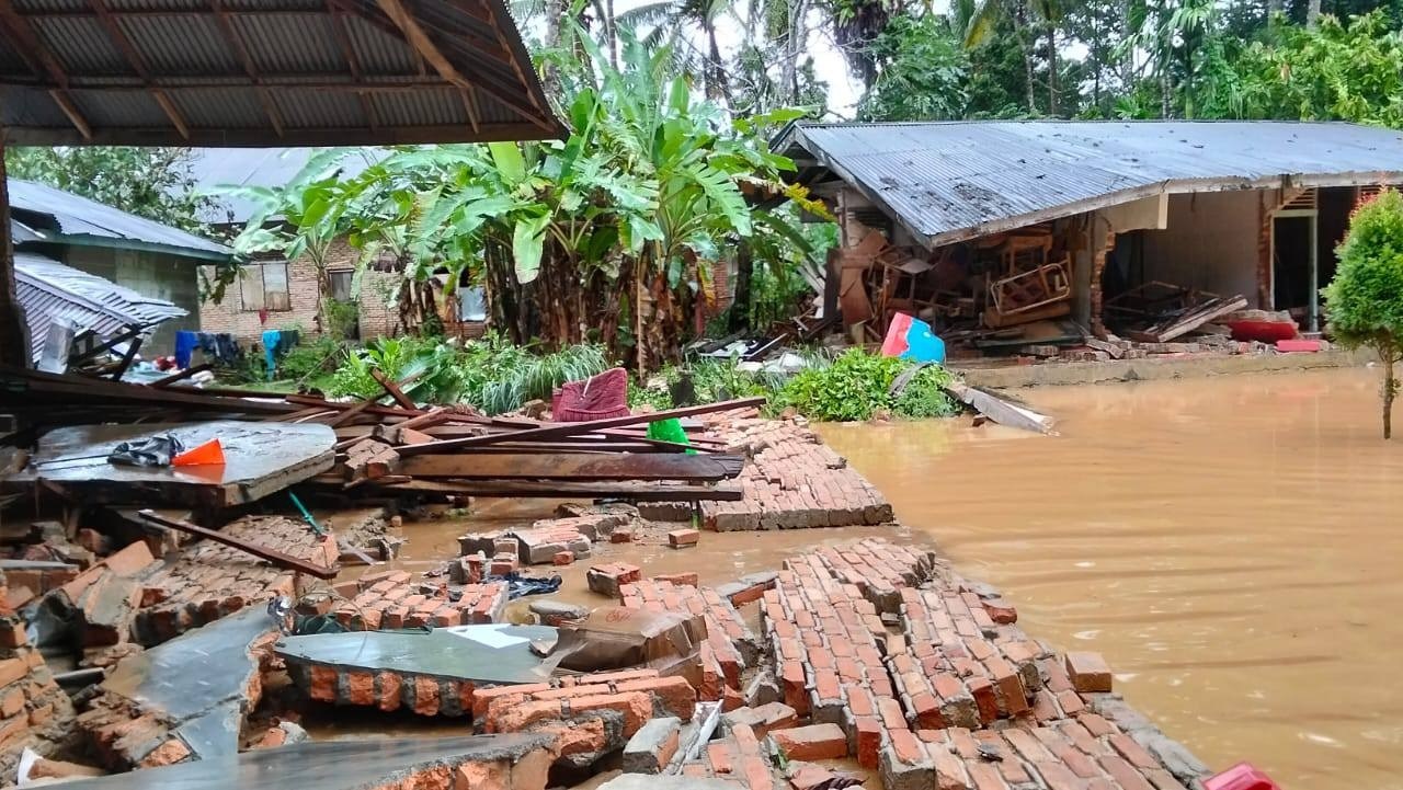 Kondisi bangunan SDN 5 Batanganai, Kabupaten Padangpariaman, Sumbar rusak parah akibat terdampak banjir dan longsor. Foto diambil Jumat (5/12/2025).