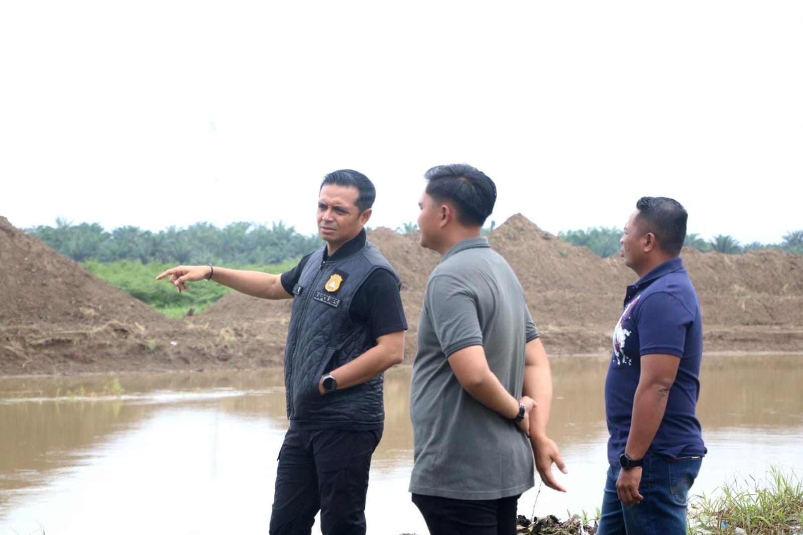Kapolres Rohul AKBP Emil Eka Putra SIK MSi meninjau kondisi bantaran Sungai Rokan di Desa Sontang, Kecamatan Bonai Darussalam sebagai daerah rawan banjir di Rohul. Sabtu (6/12/2025).