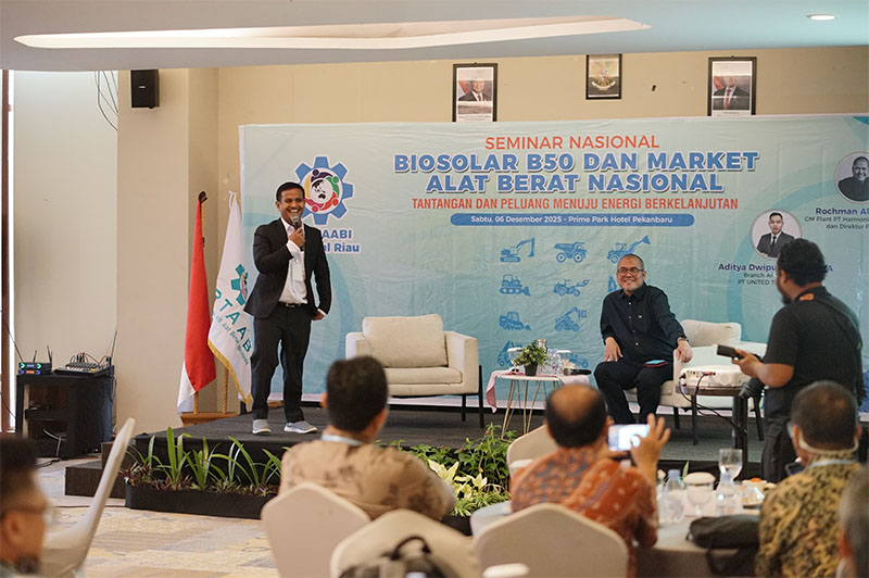 Ketua PERTAABI Regional Riau sekaligus Direktur PT Salim Kayo Perkasa Deni Rafli saat menjadi moderator seminar Nasional Biosolar B50 dan Market Alat Berat Nasional di Prime Park Hotel Pekanbaru