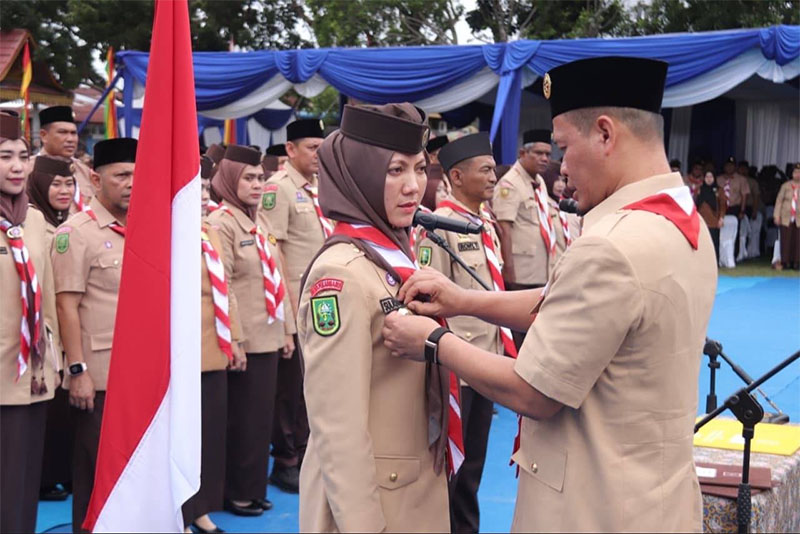Kamabicab Gerakan Pramuka Kota Pekanbaru Agung Nugroho melantik Ketua Kwarcab Sulastri di Lapangan Bukit, Senapelan, Sabtu (6/12/2025).