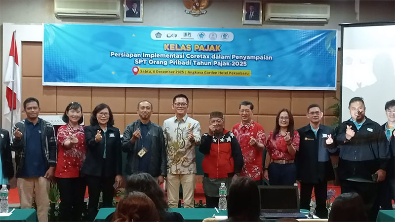 Ketua Departemen Pengembangan Organisasi IKPI Pengurus Pusat Lilisen didampingi Wakil Ketua Bidang Pendidikan PSMTI Riau Tohan, foto bersama Humas Kanwil DJP Riau, Mangatur Simanjuntak saat seminar.