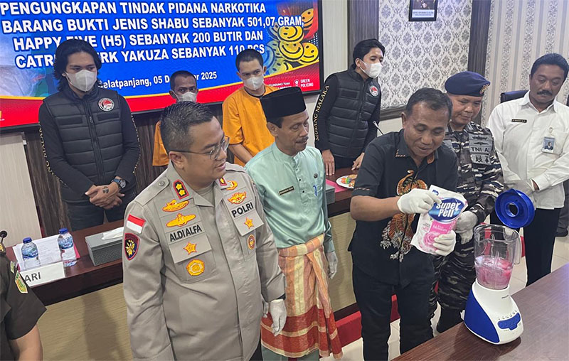 Konferensi pers yang digelar Polres Meranti menghadirkan tersangka dan BB, turut diikuti unsur Imigrasi, Bea Cukai, TNI, Dinas Kesehatan, penasihat hukum tersangka serta tokoh masyarakat.