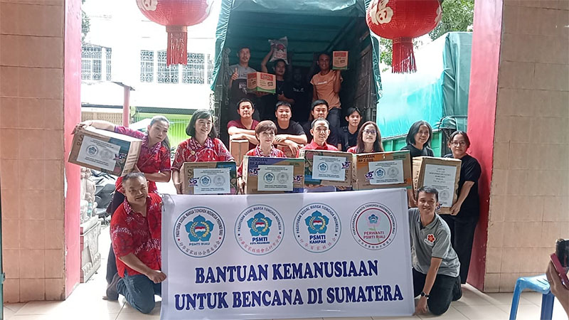 Jajaran Pengurus PSMTI Riau dan Perwanti foto bersama saat mengantarkan bantuan untuk korban bencana alam di Sumbar melalui JNE, Sabtu (6/12/2025).
