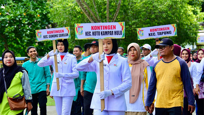 Kontingen dari kecamatan mengikuti pembukaan Piala Kejuaraan Tarkam Kemenpora di lapangan pelajar Kota Bangkinang, Jumat (5/12/2025).