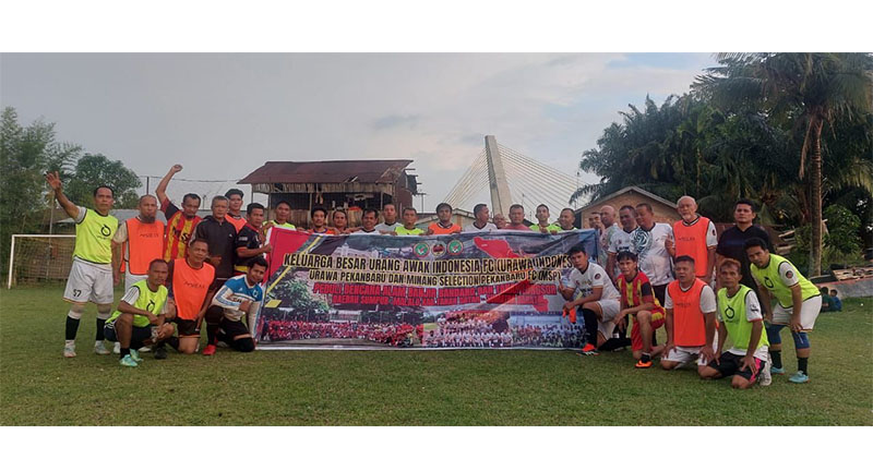Pemain Urawa FC Pekanbaru foto bersama usai latihan sekaligus penggalangan dana di Lapangan Pesisir Rumbai, Pekanbaru, Jumat (5/12/2025).