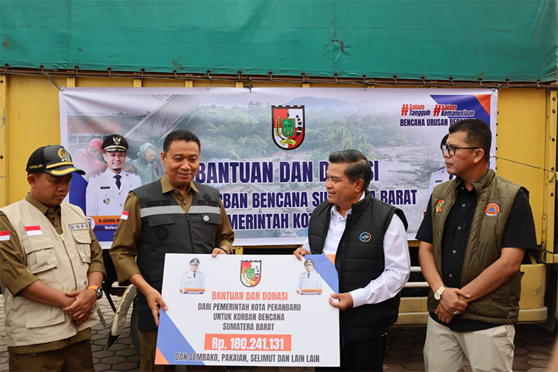 Wakil Wali Kota (Wawako) Pekanbaru, Markarius Anwar, berada langsung di lokasi terdampak bencana untuk menyerahkan bantuan.