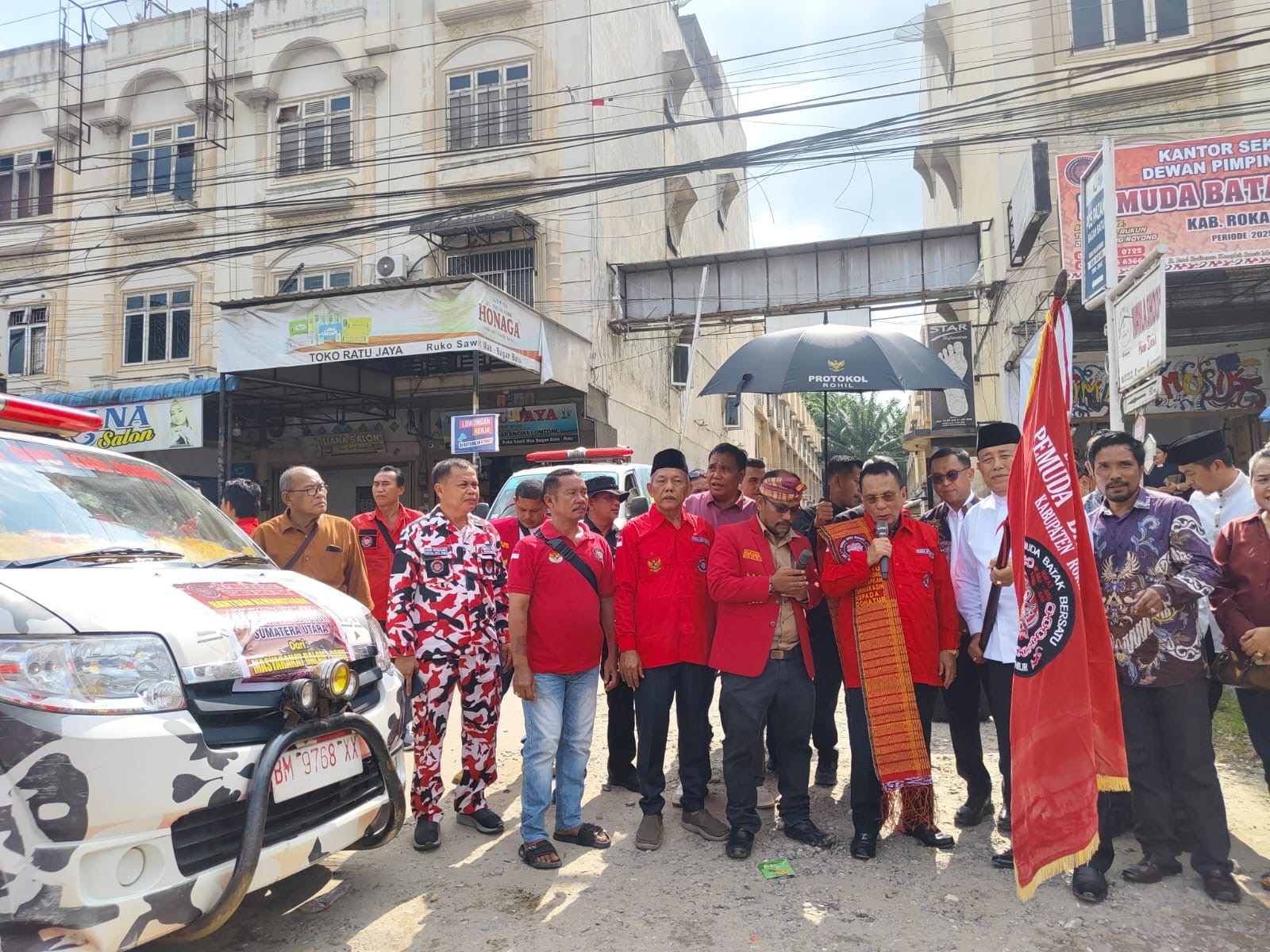 Bupati Rohil H Bistamam bersama pengurus PBB Rohil, tokoh masyarakat saat melepaskan keberangkatan bantuan kemanusiaan untuk korban bencana alam di Tapanuli, Sumut, Sabtu (6/12/2025).