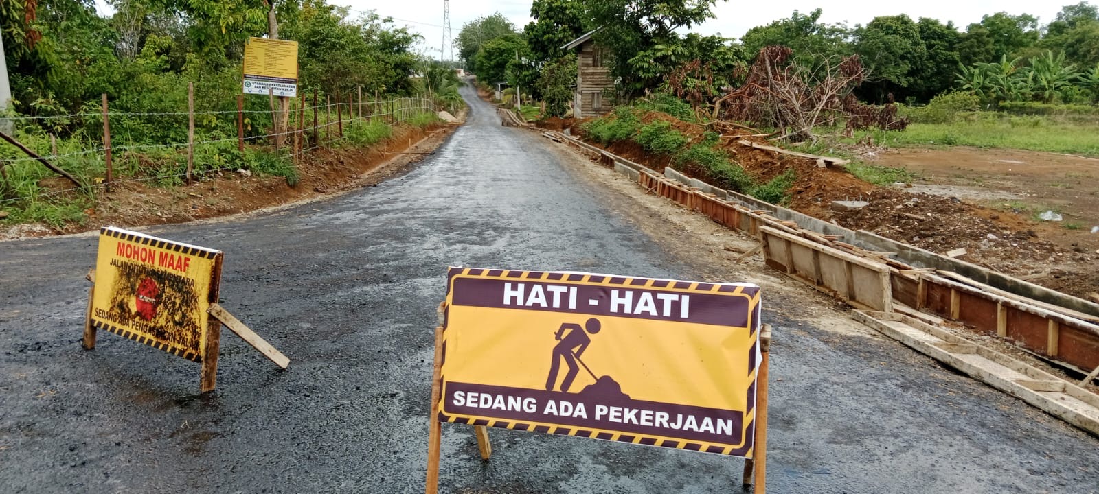 Pemkab Kuansing lewat Dinas Perkim membangun ruas jalan pemukiman di Kelurahan Sungai Jering, Kecamatan Kuantam Kuantan Tengah, Sabtu. (6/12/2025).