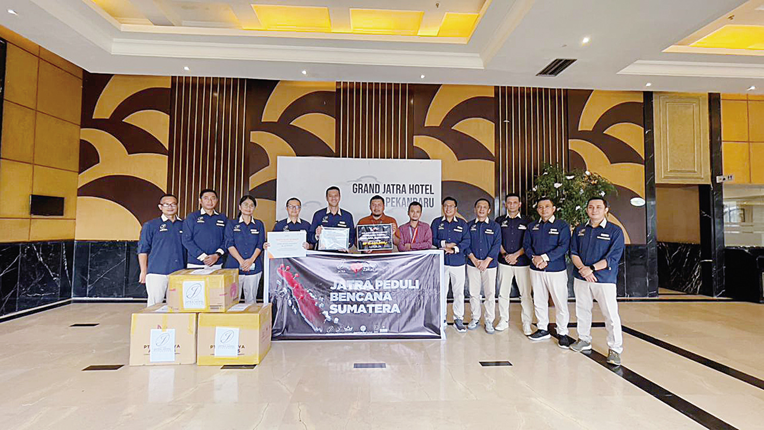 Jajaran Jatra Hotels Pekanbaru foto bersama saat penyaluran bantuan untuk korban bencana Sumatera, baru-baru ini.