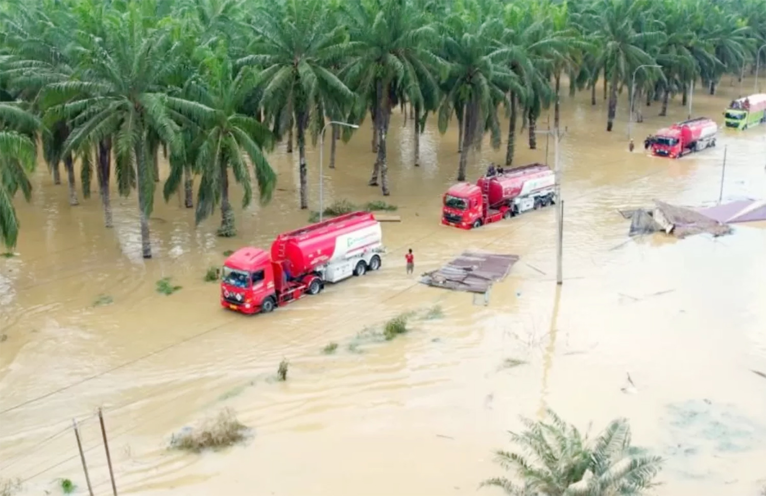 Armada BBM Pertamina melintasi jalur terendam banjir dalam perjalanan dari Medan menuju Aceh Tamiang, Selasa (2/12/2025).