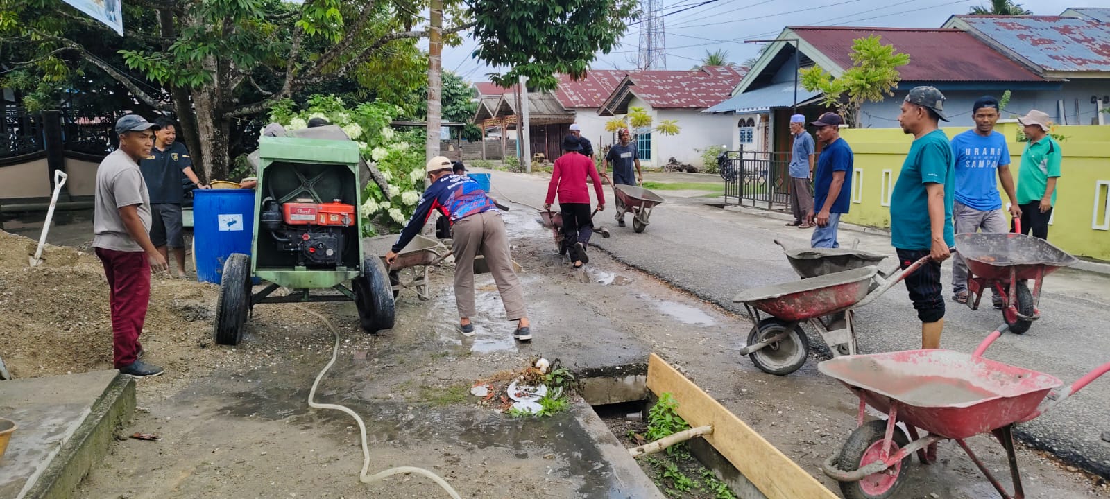 Masyarakat Kelurahan Kepenuhan Tengah dengan semangat yang luar biasa saling bahu-membahu melaksanakan gotong royong di ruas Jalan Tuan Haji Yahya Ansharuddin pada Sabtu (6/12/2025).