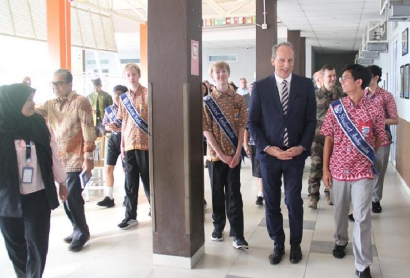 Duta Besar Prancis untuk Indonesia, Yang Mulia Fabian Penone, beserta delegasi, melakukan kunjungan resmi ke Indonesian Creative School (ICS) dan melihat beberapa fasilitas di sekolah itu,