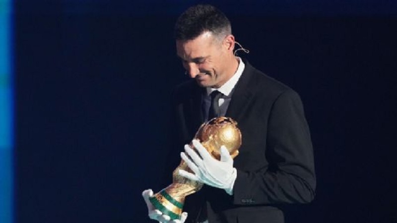 Pelatih Argentina, Lionel Scaloni, membawa trofi Piala Dunia ke panggung saat pengundian Piala Dunia FIFA 2026.