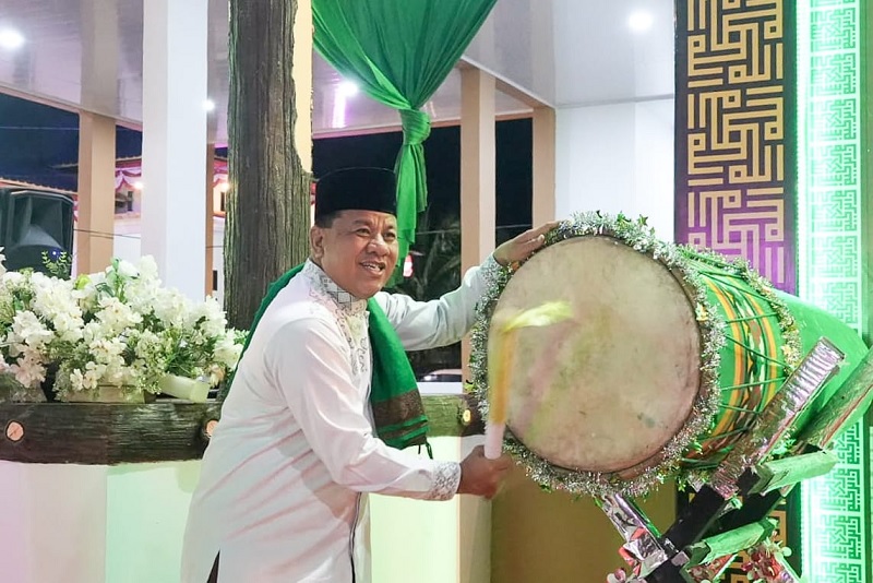 Bupati Kuansing Dr H Suhardiman Amby MM menabung beduk tanda dimulainya STQ Kuansing 2025, Jumat (5/12/2025) malam di halaman Balai Datuk Panglimo Dalam, Inuman.