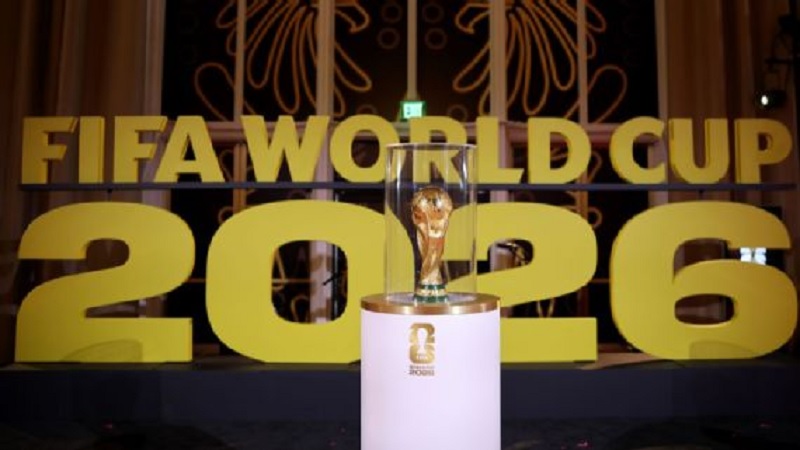 Trofi Piala Dunia FIFA dipajang sebelum pengundian untuk turnamen 2026 di John F. Kennedy Center for the Performing Arts.