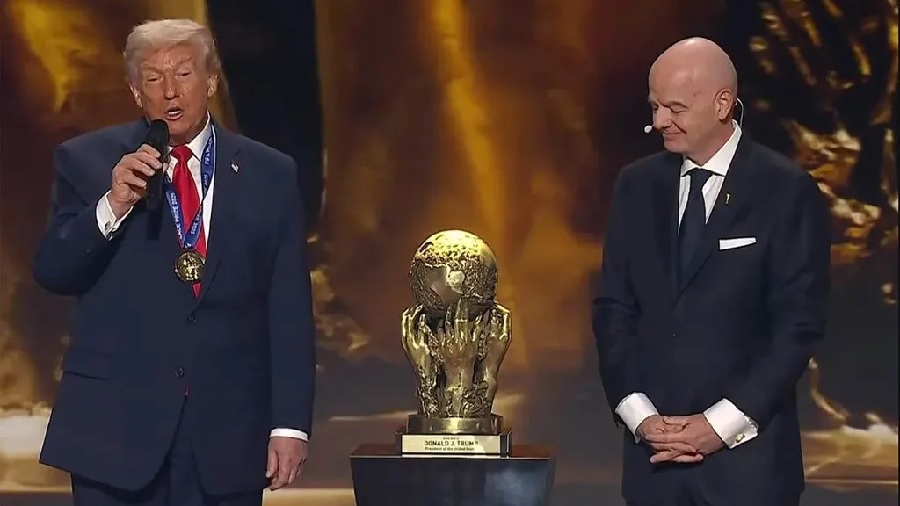 Presiden AS Donald Trump (kiri) menerima penghargaan FIFA Peace Prize dari Presiden FIFA Gianni Infantino di Washington, D.C, Jumat (5/12/2025).