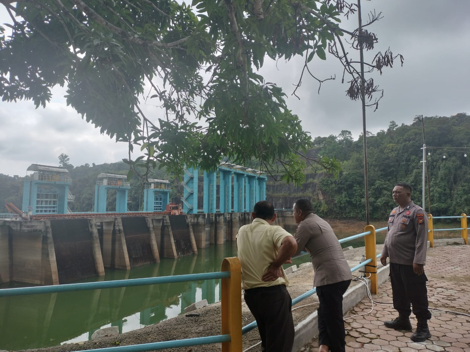Sejumlah petugas memantau kenaikan air di waduk PLTA Koto Panjang, Sabtu (6/12/2025). Hujan yang mengguyur kawasan hulu waduk menyebabkan elevasi air meningkat.
