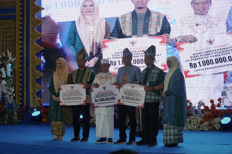 Pemko Pekanbaru menyalurkan Rp3 miliar untuk korban bencana di Sumatera saat kegiatan nikah massal gratis di Mal Pelayanan Publik Pekanbaru, Ahad (7/12/2-25).