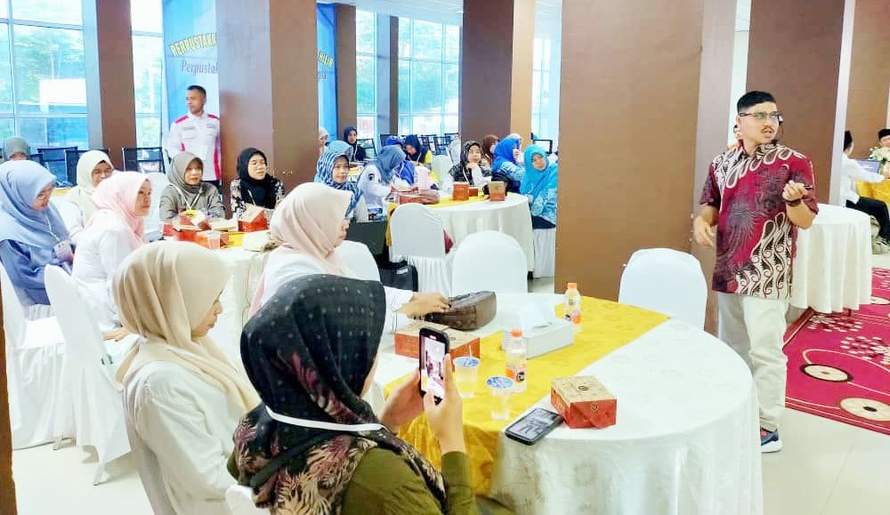 Salah seorang narasumber, Redovan Jamil (kanan), saat menyampaikan meteri dalam Bimbingan Teknis Kepenulisan Berbasis Budaya Lokal di Tembilahan, Indragiri Hilir, belum lama ini.