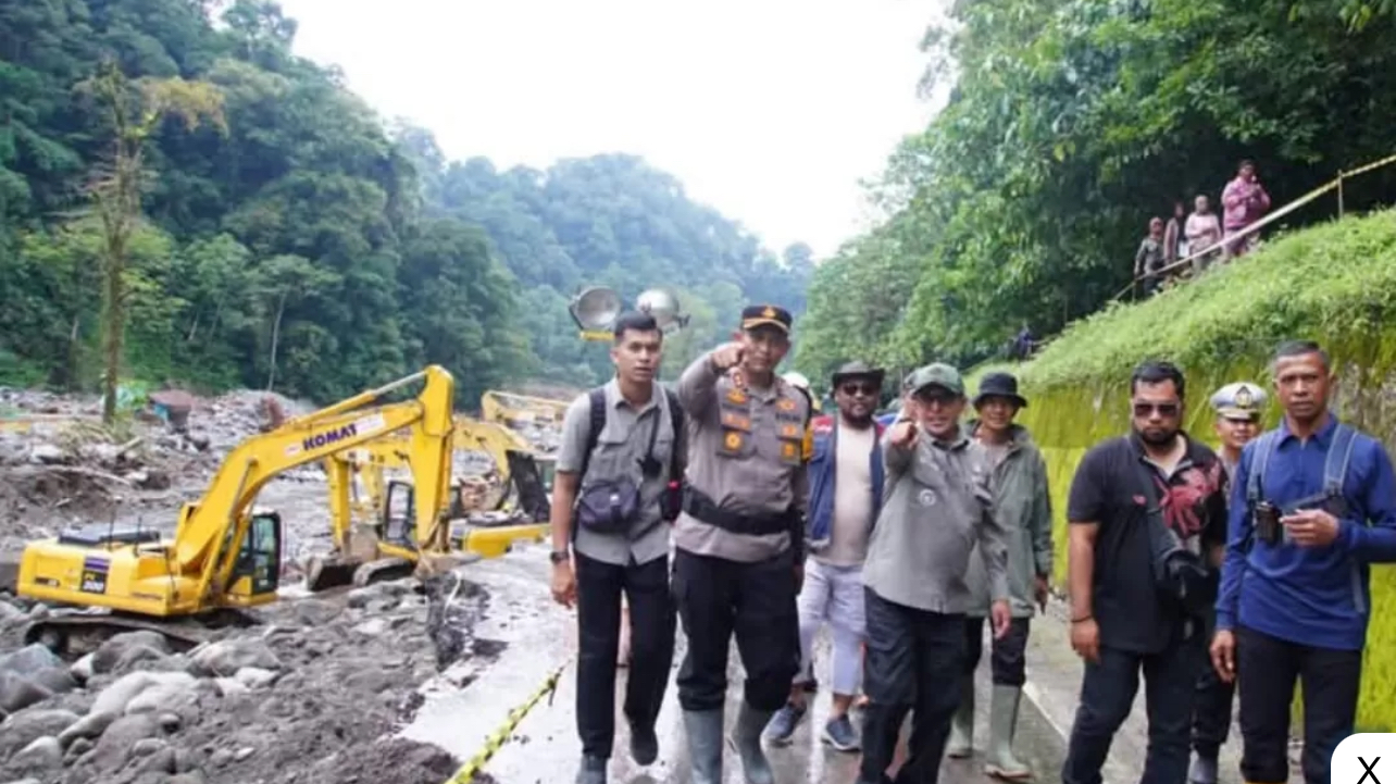 Bupati Tanahdatar Eka Putra meninjau perbaikan jalan amblas di Lembah Anai sebelum uji coba kendaraan roda 2, 8-10 Desember 2025.
