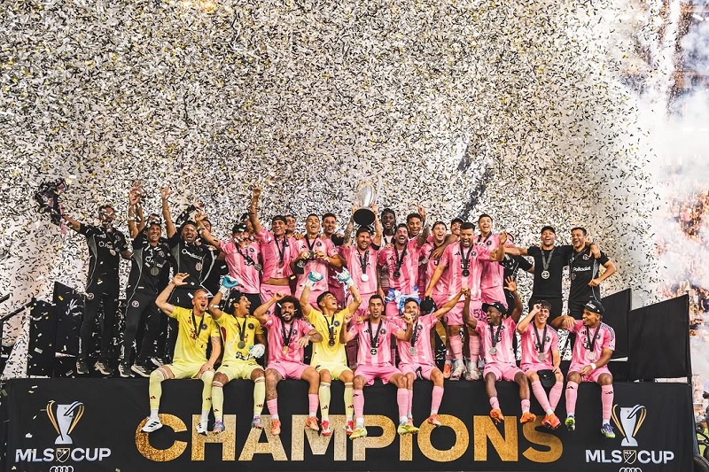 Lionel Messi mengangkat Trofi Philip F. Anschutz setelah memimpin Inter Miami meraih gelar Piala MLS untuk pertama kalinya.