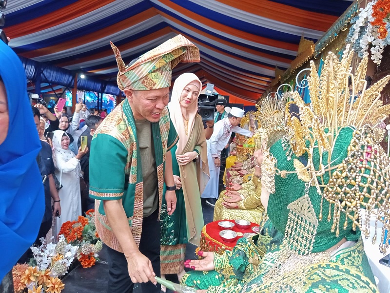 Walikota Pekanbaru H Agung Nugroho didamping istri melalukan tepuk tepung tawar pengantin akad nikah massal dan resepsi yang memecahkan rekor MURI di MPP, Pekanbaru, Ahad (7/11/2025).