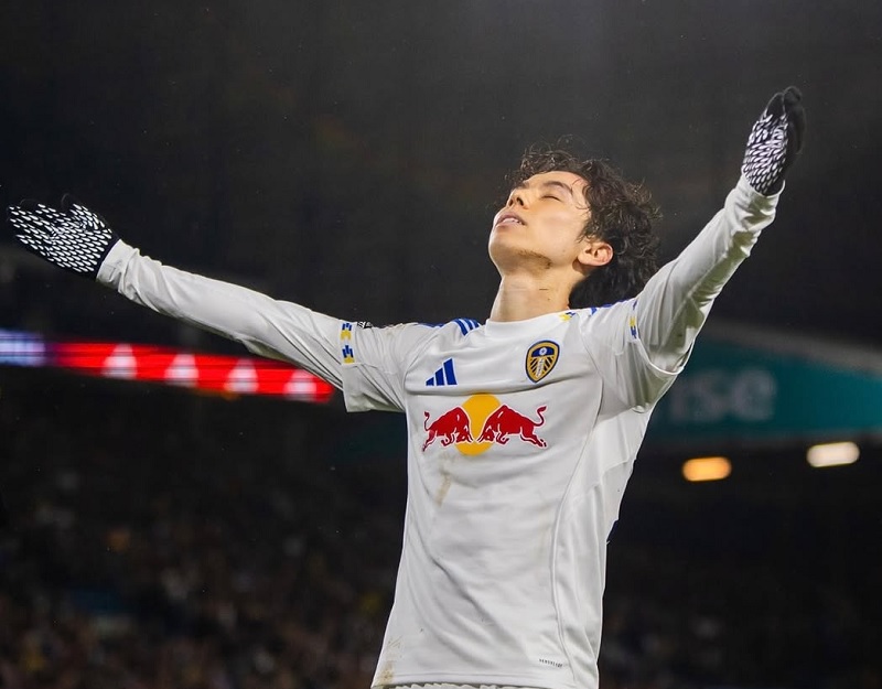 Ao Tanaka cetak gol di masa injury time untuk memastikan hasil imbang dramatis 3-3 Leeds United saat menjamu juara bertahan Liverpool.