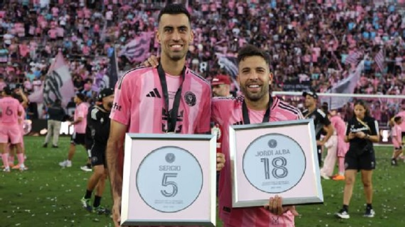 Sergio Busquets dan Jordi Alba berpose dengan plakat khusus setelah memainkan pertandingan terakhir mereka sebelum pensiun di final Piala MLS hari Sabtu (6/12/2025) waktu AS.