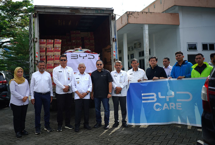 PT BYD Motor Indonesia salurkan bantuan di sejumlah wilayah Sumatera melalui Corporate Social Responsibility (CSR) BYD Care pada Jumat (5/12/2025).