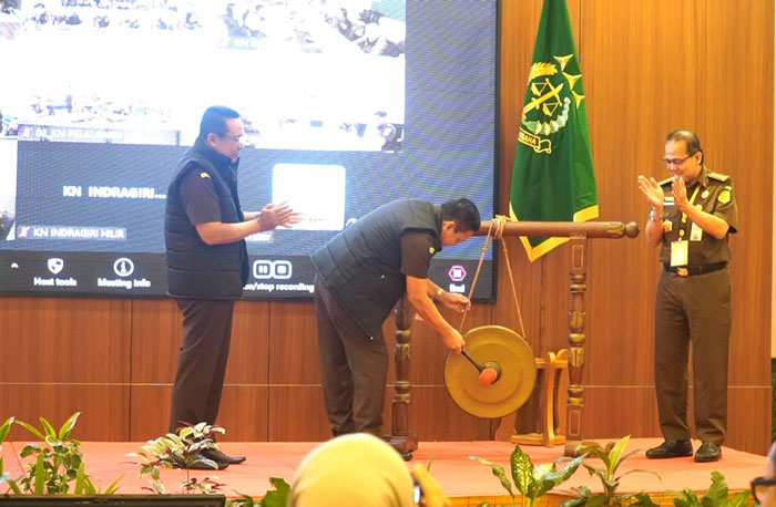 Kajati Riau Sutikno memukul gong sebagai tanda dimulainya Rakerda Kejati Riau 2025 pada Sabtu (6/12/2025)