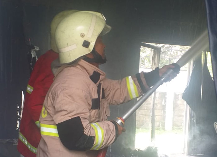 Petugas tengah melakukan upaya pemadaman di lokasi kebakaran 1 unit rumah bulatan di Jalan Delima 10, Kelurahan Tabek Gadang, Kecamatan Bina Widya Pekanbaru, Ahad (7/12/2025).
