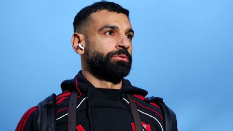 Mohamed Salah menonton dari bangku cadangan saat Liverpool bermain imbang 3-3 di kandang Leeds United.