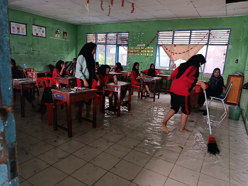 Meski ruang ujiannya kebanjiran, namun para siswa MTs YPPI Bengkalis tetap mengikuti ujian akhir di sekolahnya, Sabtu (6/12/2025).